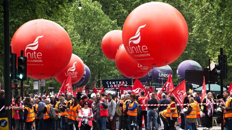 Unite balloons at a demonstration