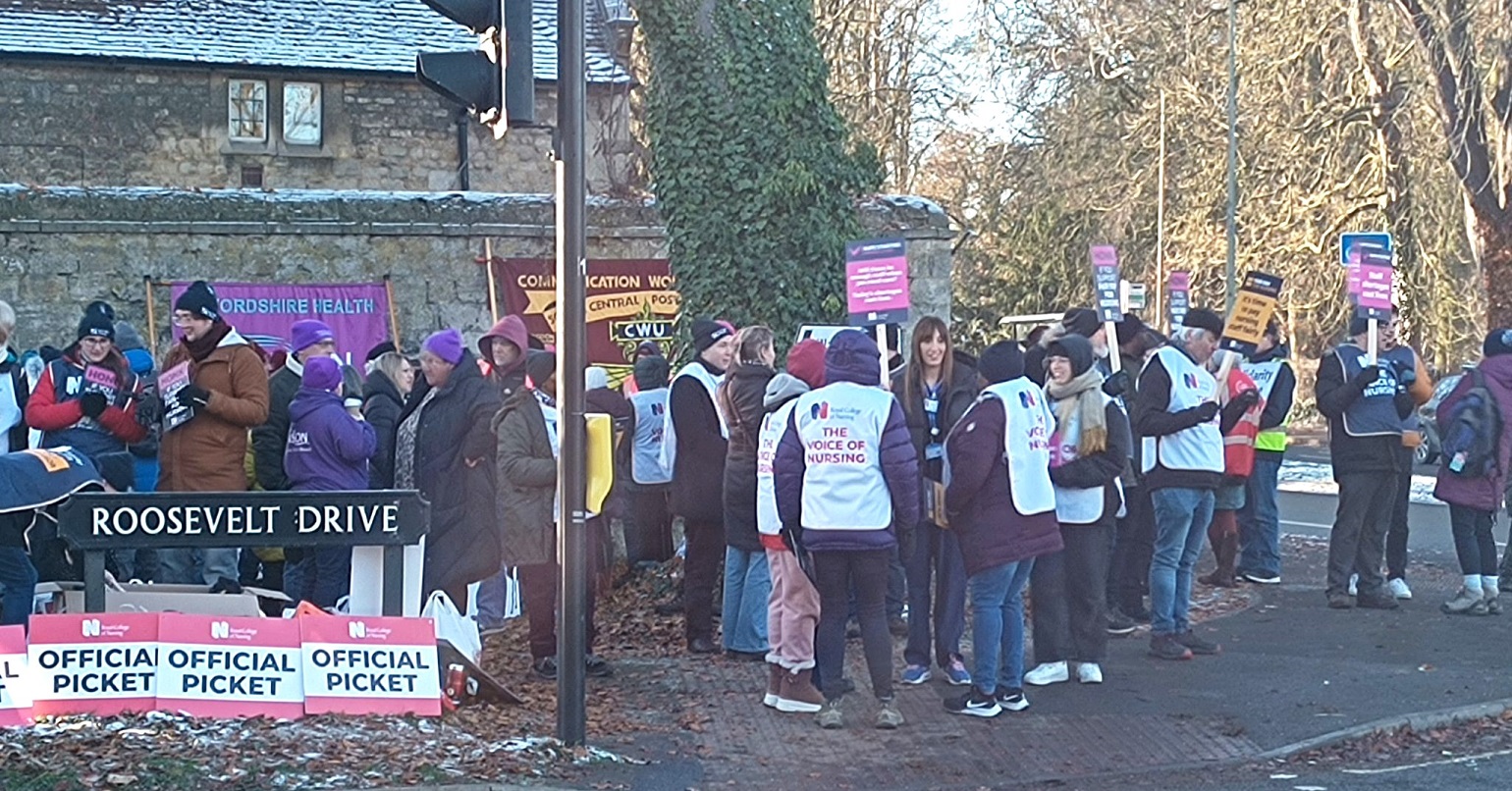 Photo of a picket line in Oxford during the nurses strikes