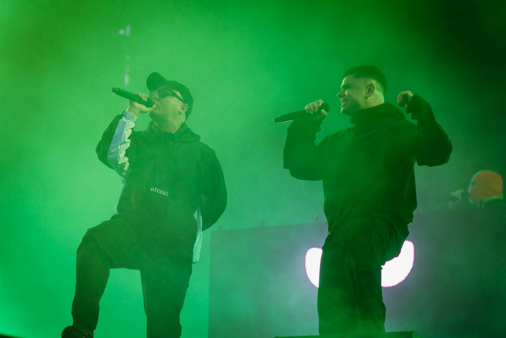 Kneecap performing